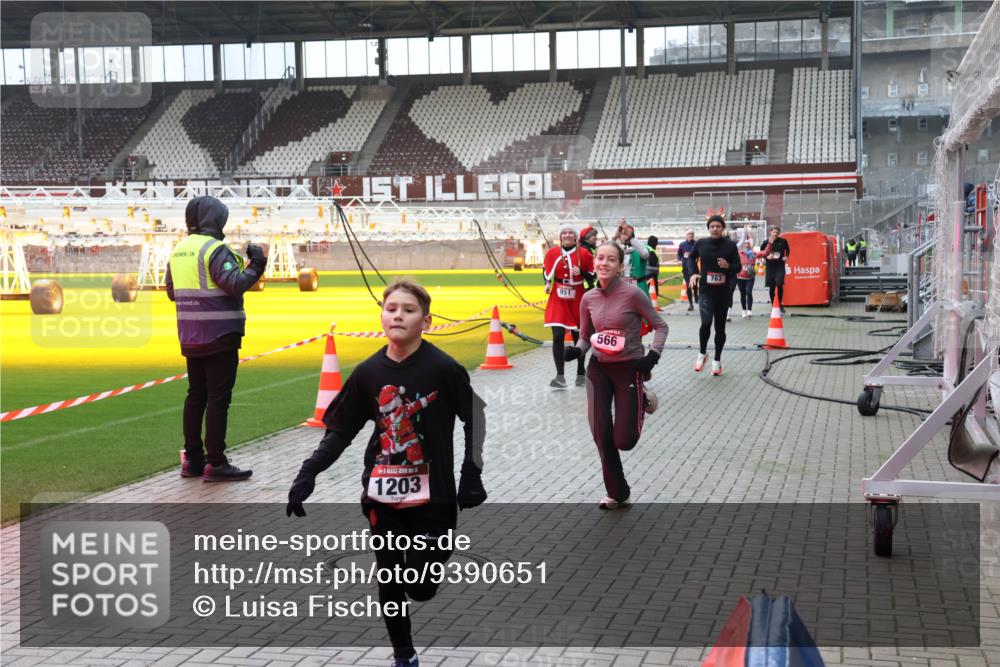 07.12.2025 - St. Pauli X-Mass-Run No. 15 Luisa Fischer http://msf.ph/oto/9390651 07.12.2025 10:57:12 Ziel 1203, 951, 566, 763, 55, 236, 248, 417, 555, 566, 568, 759, 763, 1203, 2170, 2538, 2542, 2664, 3275, 4063, 4146, 4799 meine-sportfotos.de