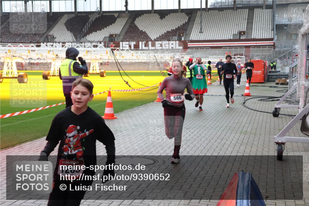 07.12.2025 - St. Pauli X-Mass-Run No. 15 Luisa Fischer http://msf.ph/oto/9390652 07.12.2025 10:57:13 Ziel 15, 1203, 566, 955, 763, 55, 236, 248, 417, 555, 566, 568, 759, 763, 1203, 2170, 2538, 2542, 2664, 3275, 4063, 4146, 4799 meine-sportfotos.de