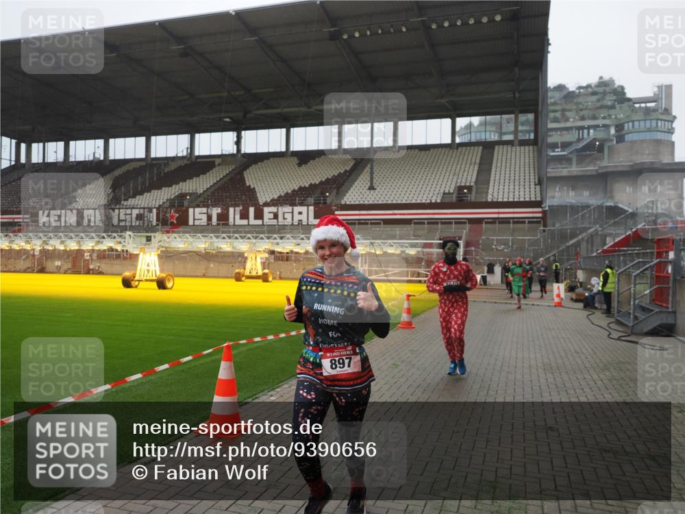 07.12.2025 - St. Pauli X-Mass-Run No. 15 Fabian Wolf http://msf.ph/oto/9390656 07.12.2025 10:24:13 Ziel 711, 712, 897, 4040, 4122, 4140, 4479, 4692, 4694 meine-sportfotos.de