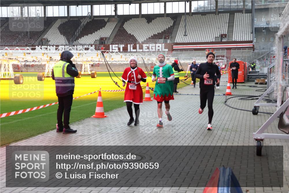 07.12.2025 - St. Pauli X-Mass-Run No. 15 Luisa Fischer http://msf.ph/oto/9390659 07.12.2025 10:57:14 Ziel 951, 763, 55, 236, 248, 417, 555, 566, 568, 759, 763, 1203, 2170, 2538, 2542, 2664, 3275, 4063, 4146, 4799 meine-sportfotos.de