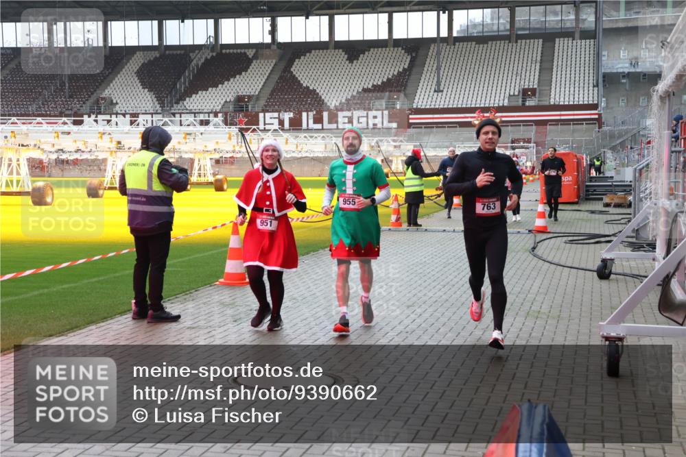 07.12.2025 - St. Pauli X-Mass-Run No. 15 Luisa Fischer http://msf.ph/oto/9390662 07.12.2025 10:57:15 Ziel 951, 955, 763, 55, 236, 248, 417, 555, 566, 568, 759, 763, 1203, 2170, 2538, 2542, 2664, 3275, 4063, 4146, 4799 meine-sportfotos.de