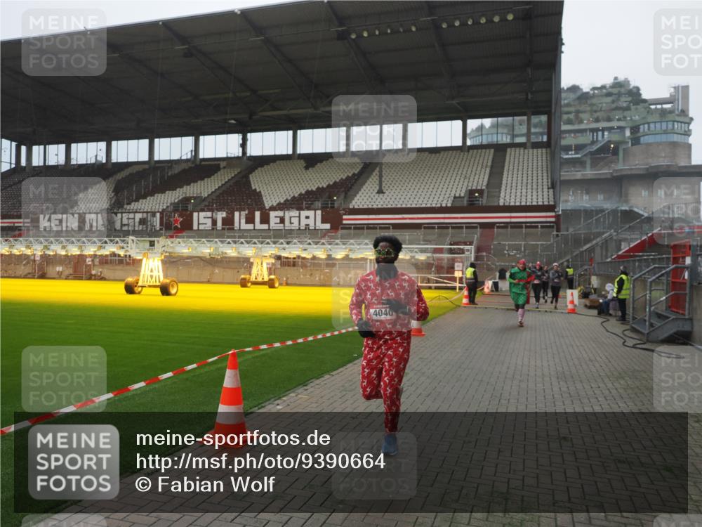 07.12.2025 - St. Pauli X-Mass-Run No. 15 Fabian Wolf http://msf.ph/oto/9390664 07.12.2025 10:24:14 Ziel 711, 712, 897, 4040, 4122, 4140, 4479, 4689, 4692, 4694 meine-sportfotos.de