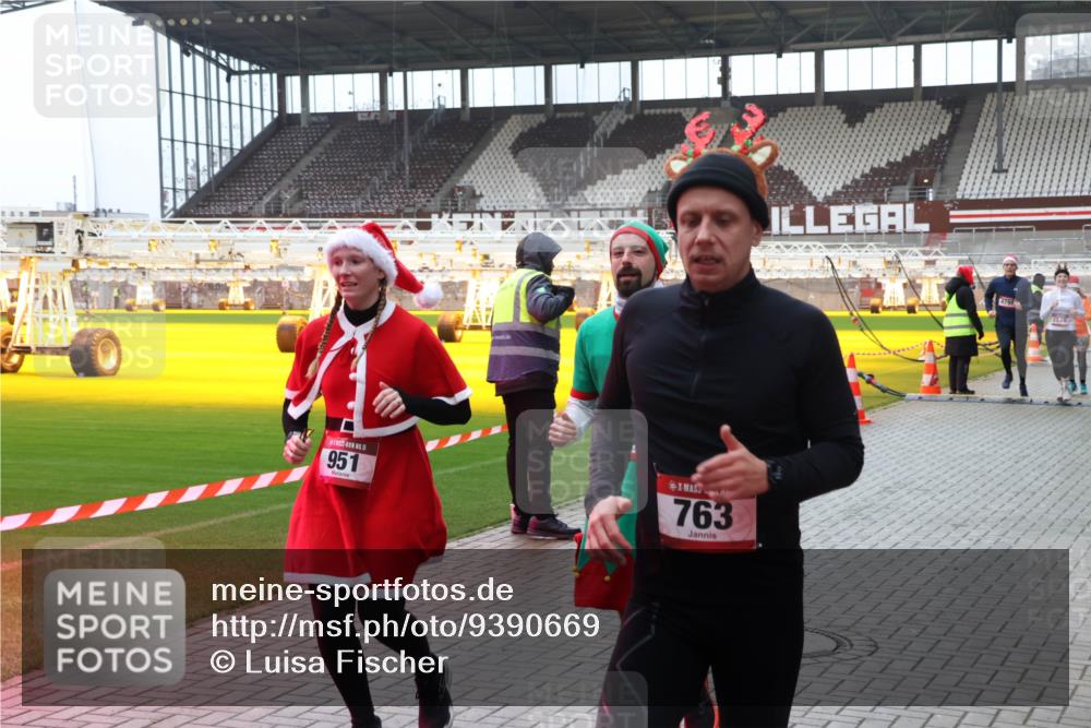 07.12.2025 - St. Pauli X-Mass-Run No. 15 Luisa Fischer http://msf.ph/oto/9390669 07.12.2025 10:57:17 Ziel 951, 763, 4799, 2538, 55, 236, 248, 280, 417, 555, 566, 568, 759, 763, 1097, 1099, 1203, 2170, 2538, 2542, 2664, 3275, 4063, 4146, 4799 meine-sportfotos.de