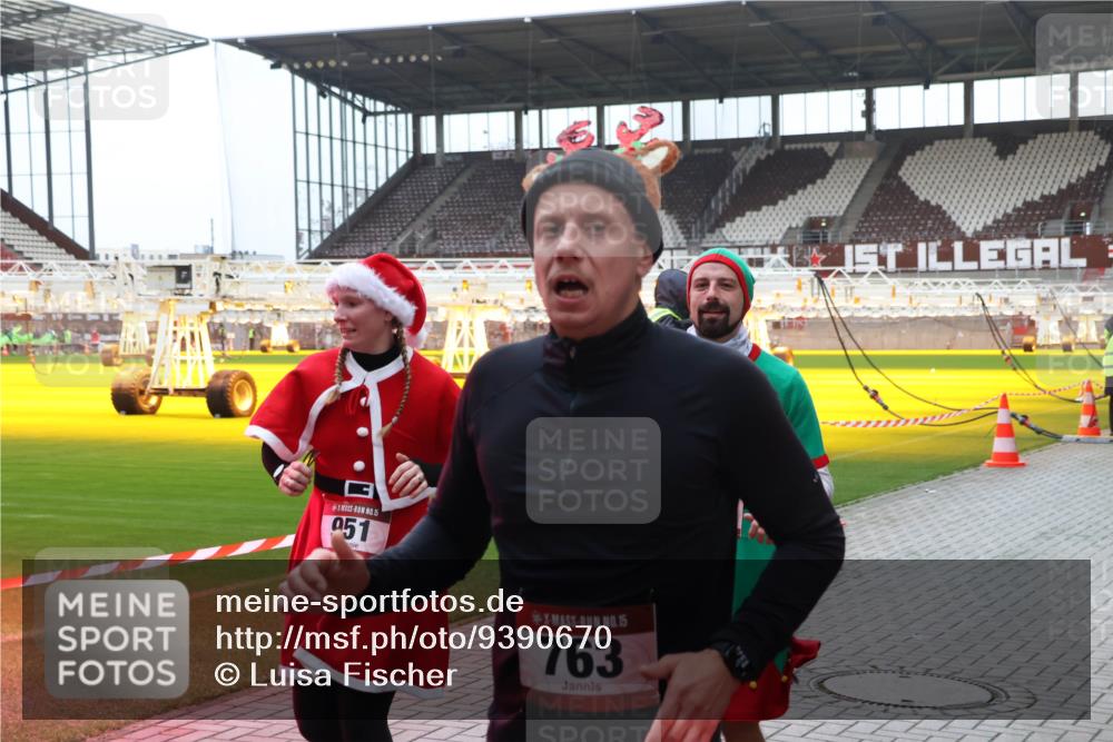 07.12.2025 - St. Pauli X-Mass-Run No. 15 Luisa Fischer http://msf.ph/oto/9390670 07.12.2025 10:57:17 Ziel 15, 951, 15, 763, 55, 236, 248, 280, 417, 555, 566, 568, 759, 763, 1097, 1099, 1203, 2170, 2538, 2542, 2664, 3275, 4063, 4146, 4799 meine-sportfotos.de