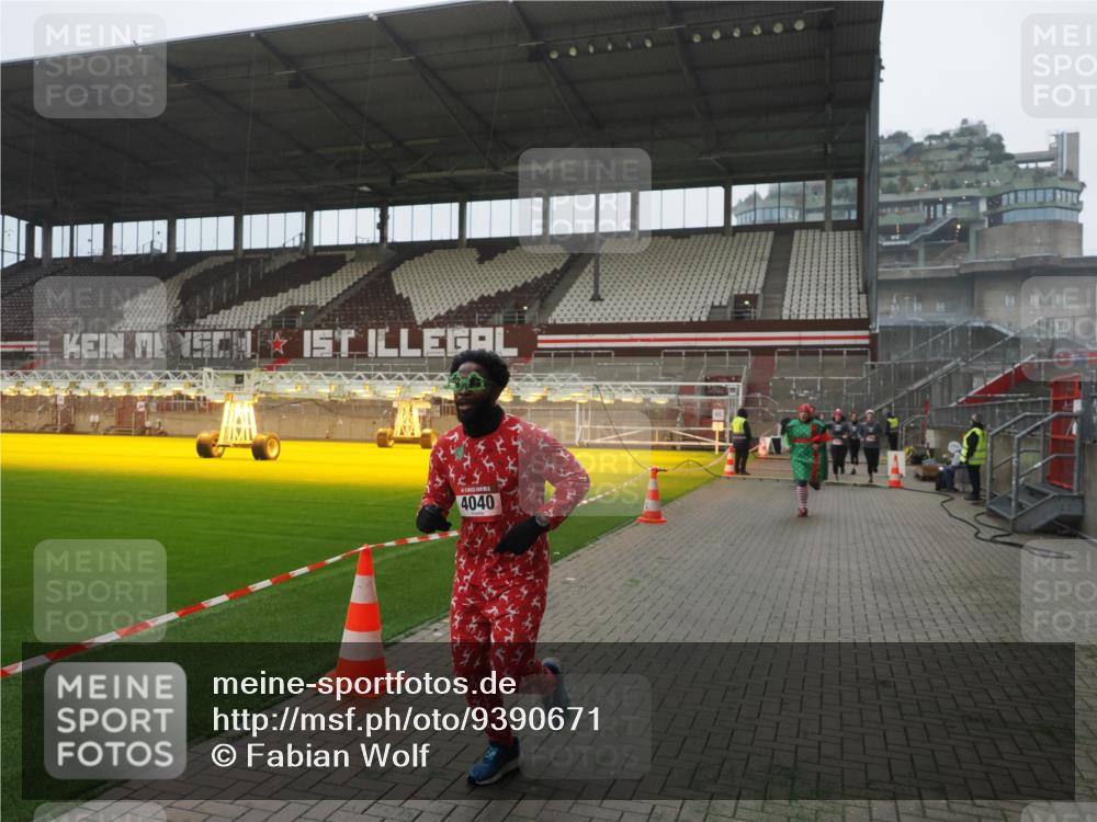 07.12.2025 - St. Pauli X-Mass-Run No. 15 Fabian Wolf http://msf.ph/oto/9390671 07.12.2025 10:24:14 Ziel 711, 712, 897, 4040, 4122, 4140, 4479, 4689, 4692, 4694 meine-sportfotos.de