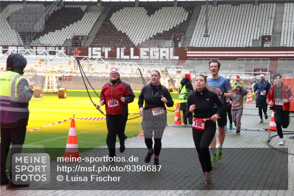 07.12.2025 - St. Pauli X-Mass-Run No. 15 Luisa Fischer http://msf.ph/oto/9390687 07.12.2025 10:57:44 Ziel 3064, 3067, 130, 2297, 773, 1213, 130, 251, 280, 555, 566, 568, 763, 773, 994, 1097, 1099, 1203, 1213, 1387, 2290, 2296, 2297, 2298, 2664, 2665, 3064, 3067, 3275, 4799 meine-sportfotos.de