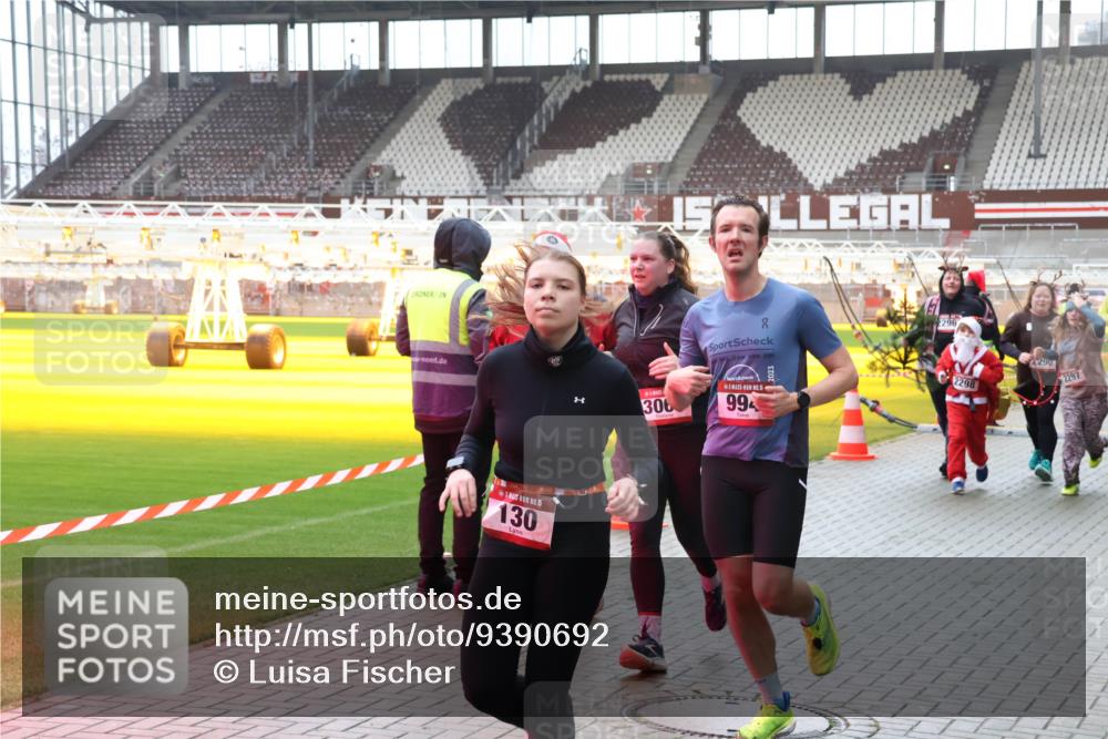 07.12.2025 - St. Pauli X-Mass-Run No. 15 Luisa Fischer http://msf.ph/oto/9390692 07.12.2025 10:57:46 Ziel 15, 130, 2296, 306, 15, 994, 2298, 290, 2297, 130, 251, 280, 324, 566, 568, 763, 773, 994, 1097, 1099, 1203, 1213, 1387, 2290, 2296, 2297, 2298, 2664, 2665, 3064, 3067, 3275, 4799 meine-sportfotos.de