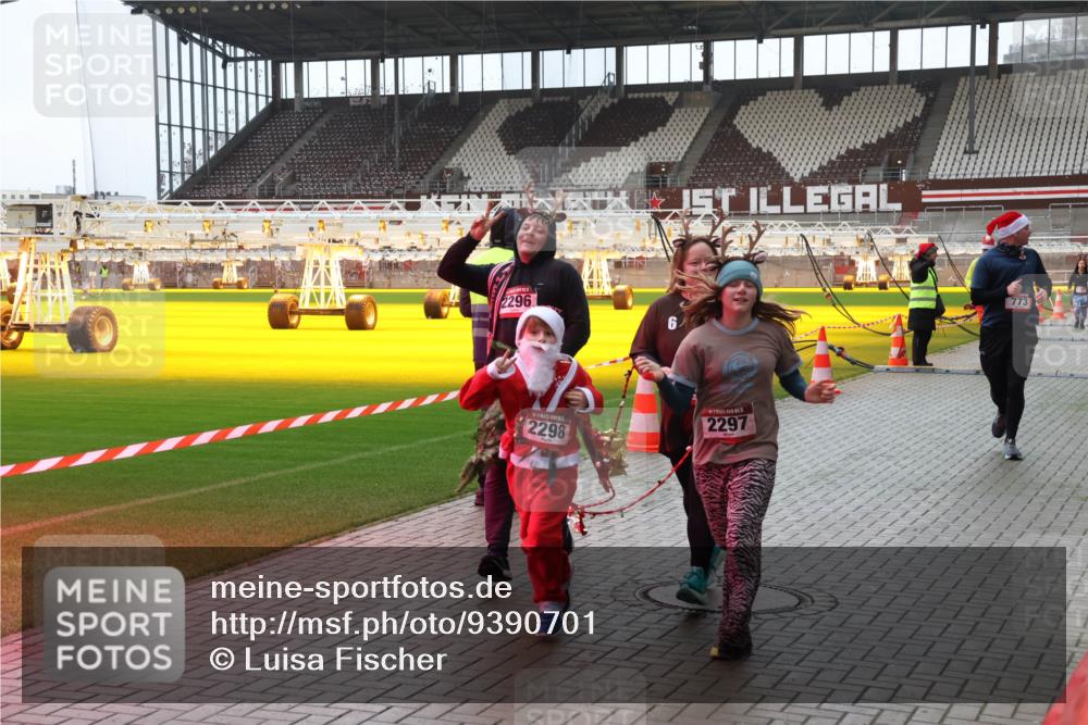 07.12.2025 - St. Pauli X-Mass-Run No. 15 Luisa Fischer http://msf.ph/oto/9390701 07.12.2025 10:57:50 Ziel 2296, 6, 2298, 2297, 773, 130, 251, 280, 324, 566, 763, 773, 994, 1097, 1099, 1213, 1387, 2290, 2296, 2297, 2298, 2665, 3064, 3067, 3275, 4799 meine-sportfotos.de