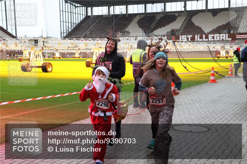 07.12.2025 - St. Pauli X-Mass-Run No. 15 Luisa Fischer http://msf.ph/oto/9390703 07.12.2025 10:57:51 Ziel 06, 2298, 15, 2297, 130, 251, 280, 324, 566, 763, 773, 994, 1097, 1099, 1213, 1387, 2290, 2296, 2297, 2298, 2665, 3064, 3067, 4799 meine-sportfotos.de