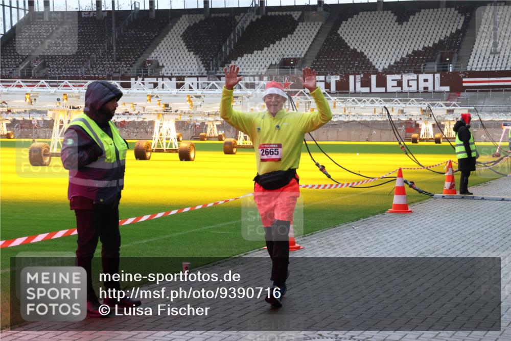 07.12.2025 - St. Pauli X-Mass-Run No. 15 Luisa Fischer http://msf.ph/oto/9390716 07.12.2025 10:57:58 Ziel 2665, 130, 170, 251, 280, 324, 773, 994, 1097, 1099, 1213, 1387, 1390, 2290, 2296, 2297, 2298, 2665, 3064, 3067 meine-sportfotos.de