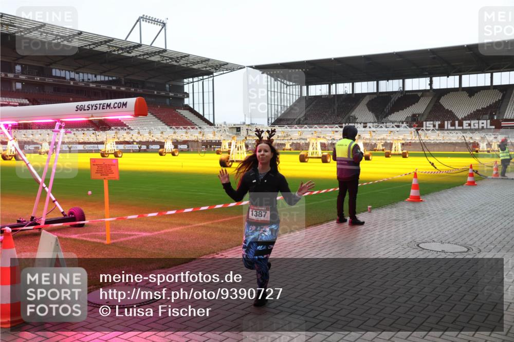 07.12.2025 - St. Pauli X-Mass-Run No. 15 Luisa Fischer http://msf.ph/oto/9390727 07.12.2025 10:58:03 Ziel 1387, 130, 170, 251, 280, 324, 773, 994, 1097, 1099, 1213, 1387, 1390, 2290, 2296, 2297, 2298, 2665, 3064, 3067 meine-sportfotos.de