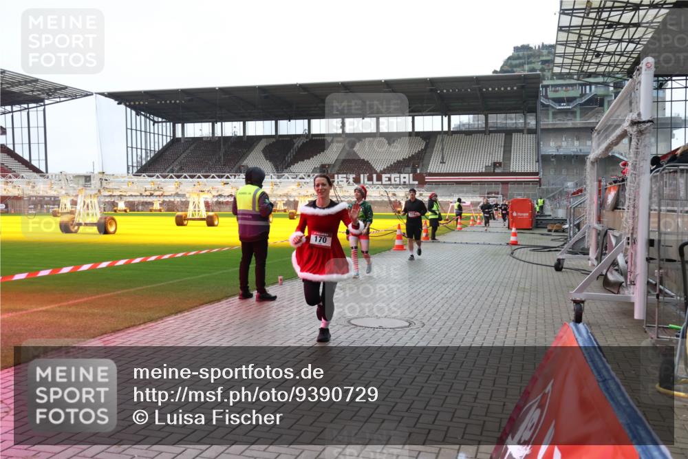 07.12.2025 - St. Pauli X-Mass-Run No. 15 Luisa Fischer http://msf.ph/oto/9390729 07.12.2025 10:58:12 Ziel 170, 324, 43, 75, 130, 170, 234, 251, 324, 773, 994, 1213, 1387, 1390, 1690, 2290, 2296, 2297, 2298 meine-sportfotos.de