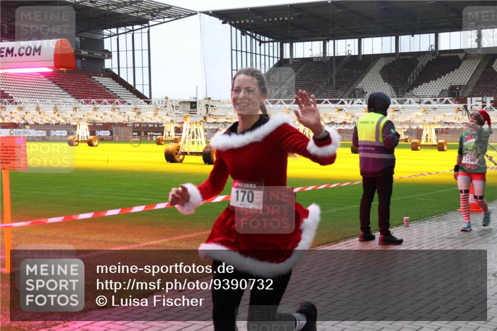 07.12.2025 - St. Pauli X-Mass-Run No. 15 Luisa Fischer http://msf.ph/oto/9390732 07.12.2025 10:58:13 Ziel 170, 1390, 43, 75, 130, 170, 234, 251, 324, 773, 994, 1213, 1387, 1390, 1690, 2290, 2296, 2297, 2298 meine-sportfotos.de