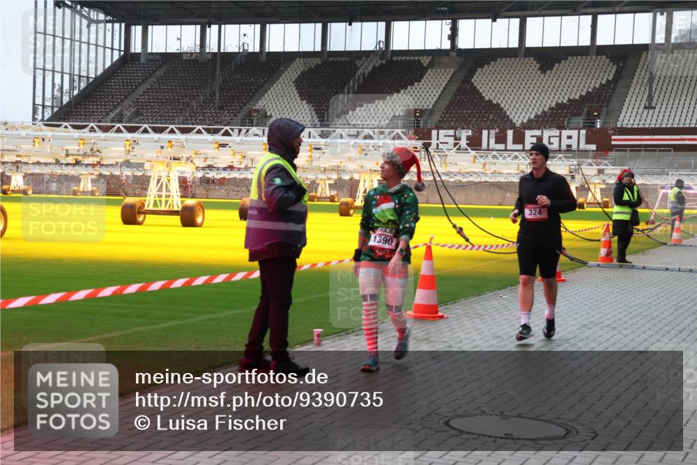 07.12.2025 - St. Pauli X-Mass-Run No. 15 Luisa Fischer http://msf.ph/oto/9390735 07.12.2025 10:58:14 Ziel 1390, 324, 43, 75, 130, 170, 234, 251, 324, 994, 1213, 1390, 1690, 2290, 2296, 2297, 2298 meine-sportfotos.de