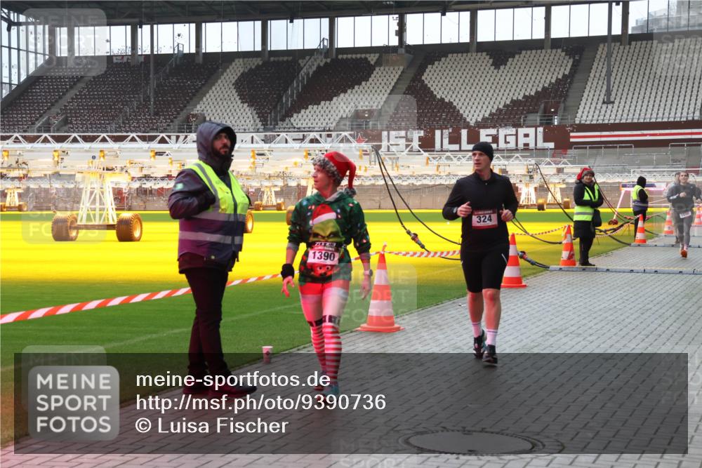 07.12.2025 - St. Pauli X-Mass-Run No. 15 Luisa Fischer http://msf.ph/oto/9390736 07.12.2025 10:58:14 Ziel 1390, 324, 1600, 43, 75, 130, 170, 234, 251, 324, 994, 1213, 1390, 1690, 2290, 2296, 2297, 2298 meine-sportfotos.de