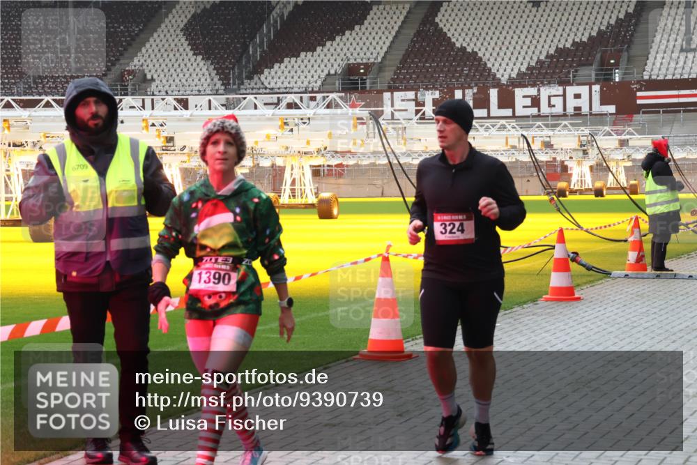 07.12.2025 - St. Pauli X-Mass-Run No. 15 Luisa Fischer http://msf.ph/oto/9390739 07.12.2025 10:58:15 Ziel 6709, 7017463, 1390, 324, 43, 75, 130, 170, 234, 251, 324, 994, 1213, 1390, 1690, 2290, 2296, 2297, 2298 meine-sportfotos.de