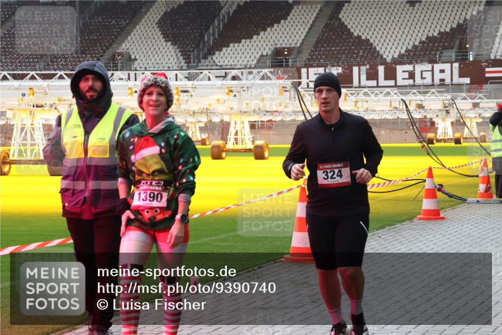 07.12.2025 - St. Pauli X-Mass-Run No. 15 Luisa Fischer http://msf.ph/oto/9390740 07.12.2025 10:58:16 Ziel 6709, 3, 1390, 15, 324, 43, 75, 170, 234, 324, 994, 1213, 1390, 1690, 2290, 2296, 2297, 2298 meine-sportfotos.de