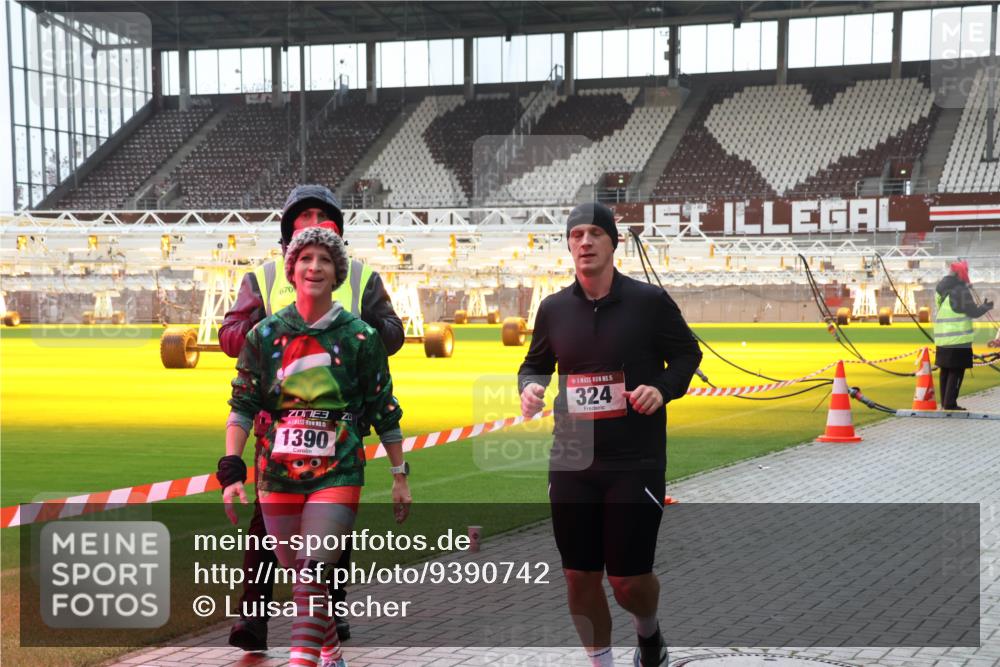 07.12.2025 - St. Pauli X-Mass-Run No. 15 Luisa Fischer http://msf.ph/oto/9390742 07.12.2025 10:58:16 Ziel 670, 1390, 15, 324, 43, 75, 170, 234, 324, 994, 1213, 1390, 1690, 2290, 2296, 2297, 2298 meine-sportfotos.de