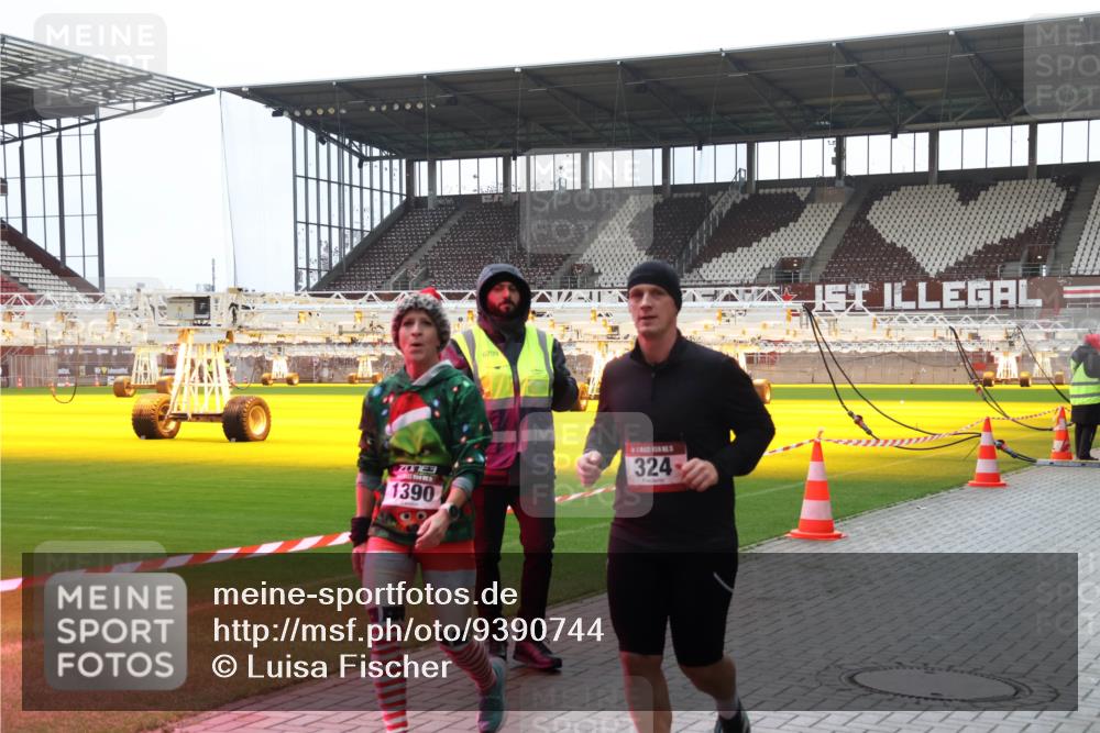 07.12.2025 - St. Pauli X-Mass-Run No. 15 Luisa Fischer http://msf.ph/oto/9390744 07.12.2025 10:58:17 Ziel 3, 1390, 6709, 324, 43, 75, 170, 234, 324, 761, 994, 1213, 1390, 1690, 2290, 2296 meine-sportfotos.de