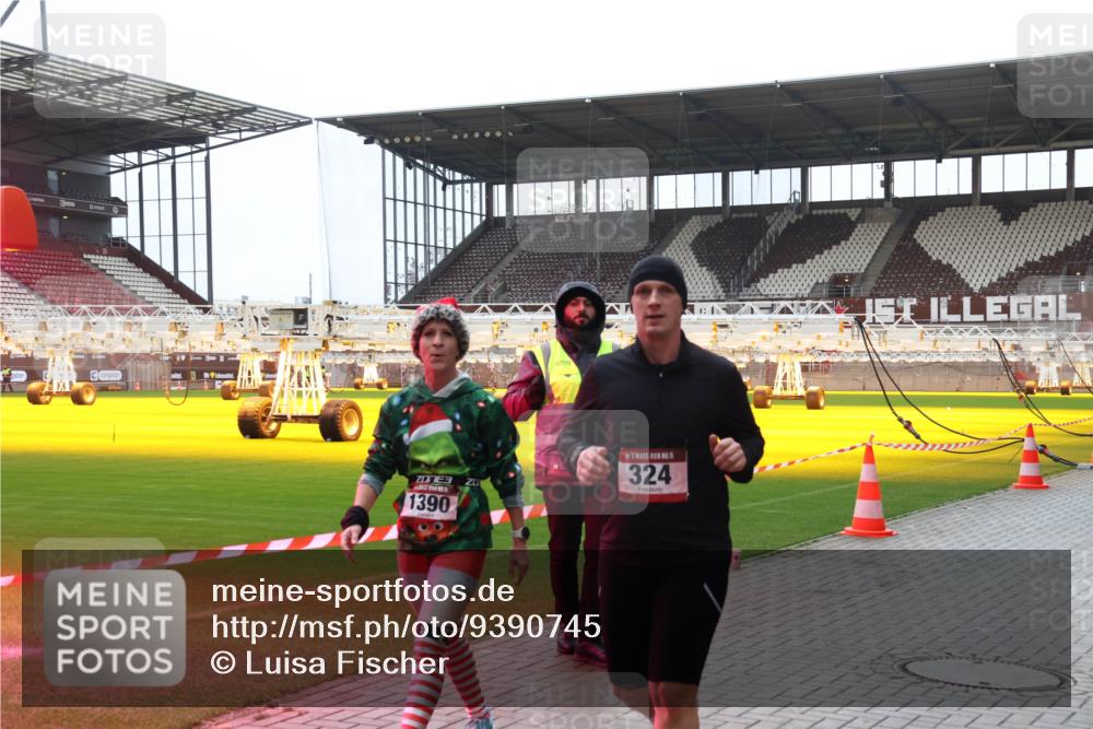 07.12.2025 - St. Pauli X-Mass-Run No. 15 Luisa Fischer http://msf.ph/oto/9390745 07.12.2025 10:58:17 Ziel 6709, 3, 1390, 20, 324, 1, 43, 75, 170, 234, 324, 761, 994, 1213, 1390, 1690, 2290, 2296 meine-sportfotos.de
