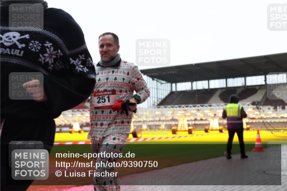 07.12.2025 - St. Pauli X-Mass-Run No. 15 Luisa Fischer http://msf.ph/oto/9390750 07.12.2025 10:58:26 Ziel 251, 43, 75, 170, 234, 324, 761, 1213, 1390, 1690 meine-sportfotos.de