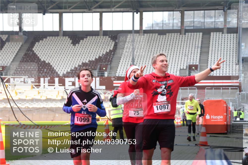 07.12.2025 - St. Pauli X-Mass-Run No. 15 Luisa Fischer http://msf.ph/oto/9390753 07.12.2025 10:58:32 Ziel 15, 1099, 5, 75, 15, 1097, 43, 75, 170, 234, 324, 761, 1390, 1690 meine-sportfotos.de