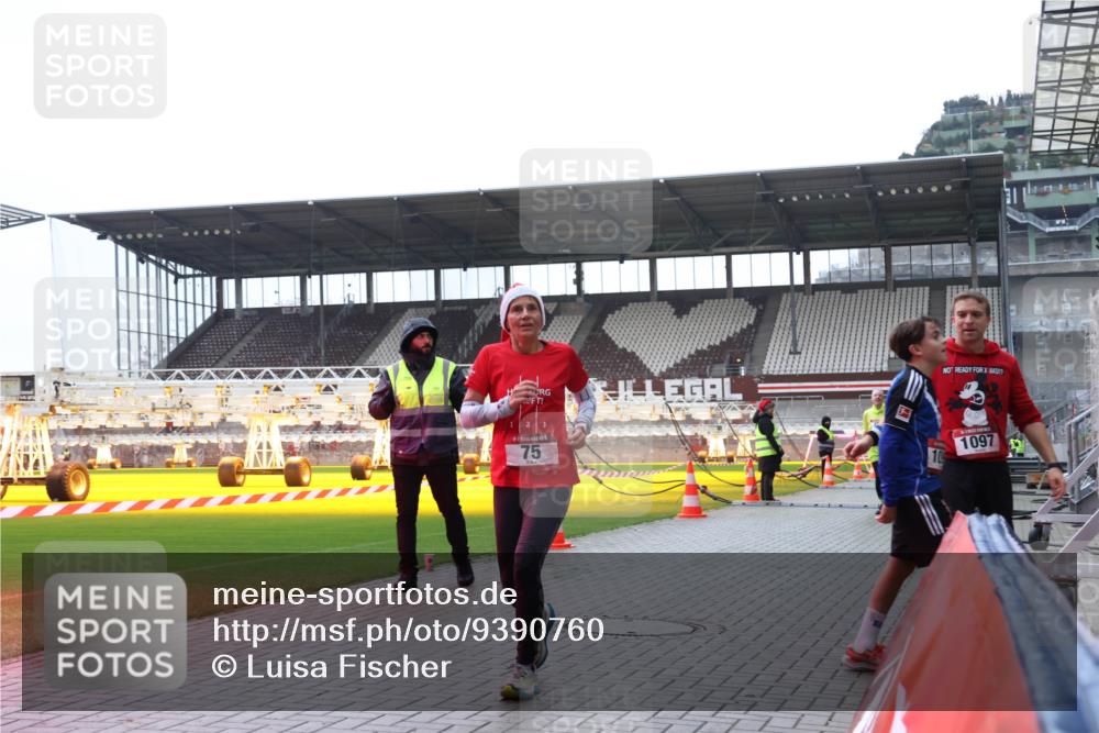 07.12.2025 - St. Pauli X-Mass-Run No. 15 Luisa Fischer http://msf.ph/oto/9390760 07.12.2025 10:58:34 Ziel 75, 1097, 43, 75, 170, 234, 761, 1390, 1690 meine-sportfotos.de