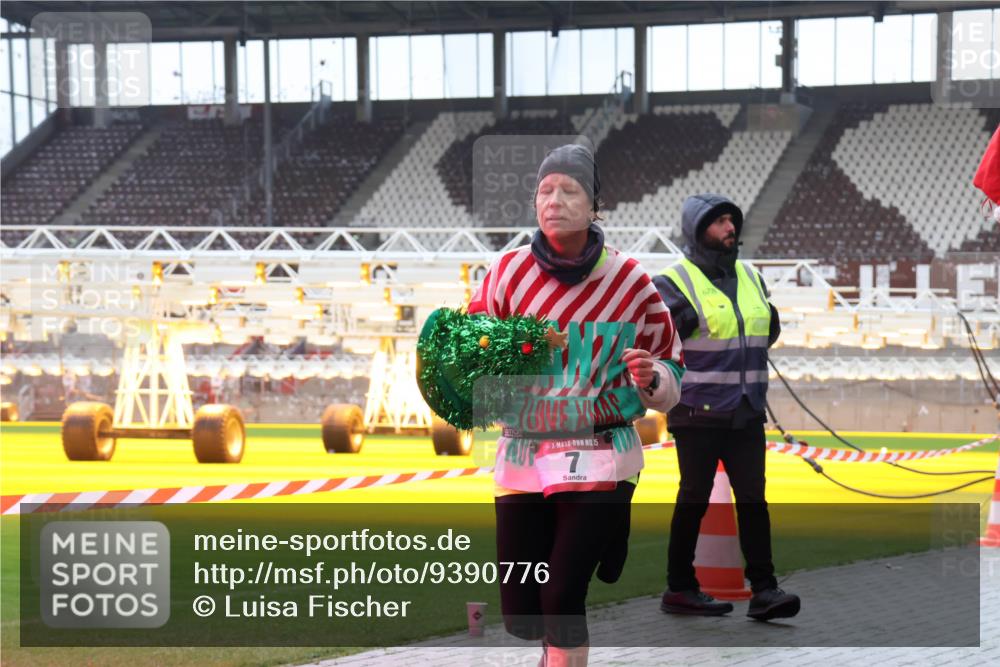 07.12.2025 - St. Pauli X-Mass-Run No. 15 Luisa Fischer http://msf.ph/oto/9390776 07.12.2025 10:59:03 Ziel 15, 7, 67, 7, 606, 761, 907, 941, 1160, 1174, 1451, 1453, 1456, 1458, 1459, 1476, 2130, 2131 meine-sportfotos.de