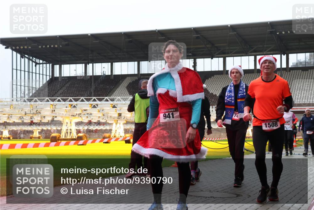 07.12.2025 - St. Pauli X-Mass-Run No. 15 Luisa Fischer http://msf.ph/oto/9390790 07.12.2025 10:59:34 Ziel 15, 941, 74, 1508, 06, 907, 7, 242, 582, 606, 907, 941, 1160, 1174, 1451, 1453, 1456, 1458, 1459, 1476, 1508, 2130, 2131, 2503, 2719, 2720, 2721, 2727, 2772 meine-sportfotos.de