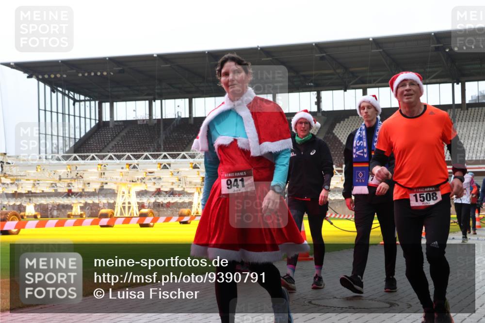 07.12.2025 - St. Pauli X-Mass-Run No. 15 Luisa Fischer http://msf.ph/oto/9390791 07.12.2025 10:59:34 Ziel 15, 941, 1508, 7, 242, 582, 606, 907, 941, 1160, 1174, 1451, 1453, 1456, 1458, 1459, 1476, 1508, 2130, 2131, 2503, 2719, 2720, 2721, 2727, 2772 meine-sportfotos.de