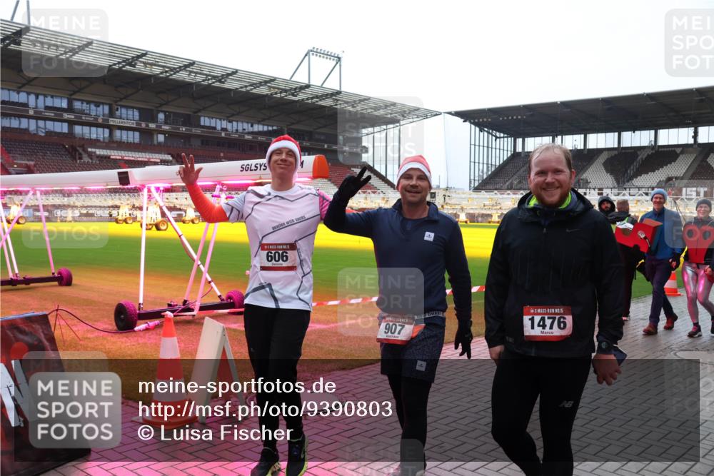 07.12.2025 - St. Pauli X-Mass-Run No. 15 Luisa Fischer http://msf.ph/oto/9390803 07.12.2025 10:59:49 Ziel 15, 606, 907, 15, 1476, 242, 301, 306, 420, 582, 1508, 1826, 2503, 2719, 2720, 2721, 2727, 2772, 4128 meine-sportfotos.de
