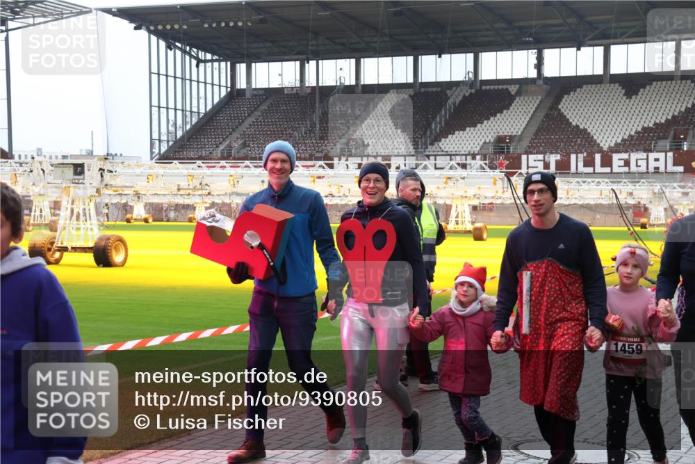 07.12.2025 - St. Pauli X-Mass-Run No. 15 Luisa Fischer http://msf.ph/oto/9390805 07.12.2025 10:59:51 Ziel 1459, 242, 301, 306, 420, 582, 1508, 1826, 2503, 2719, 2720, 2721, 2727, 2772, 4128 meine-sportfotos.de