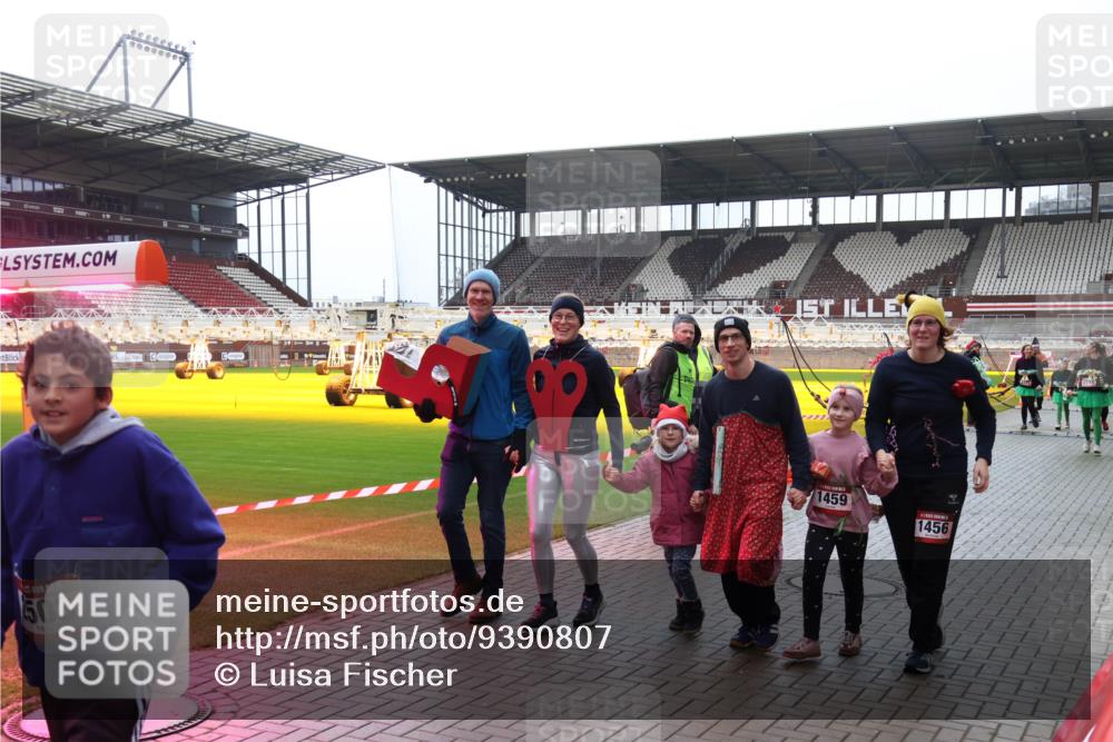 07.12.2025 - St. Pauli X-Mass-Run No. 15 Luisa Fischer http://msf.ph/oto/9390807 07.12.2025 10:59:51 Ziel 15, 503, 1459, 1456, 242, 301, 306, 420, 582, 1508, 1826, 2503, 2719, 2720, 2721, 2727, 2772, 4128 meine-sportfotos.de