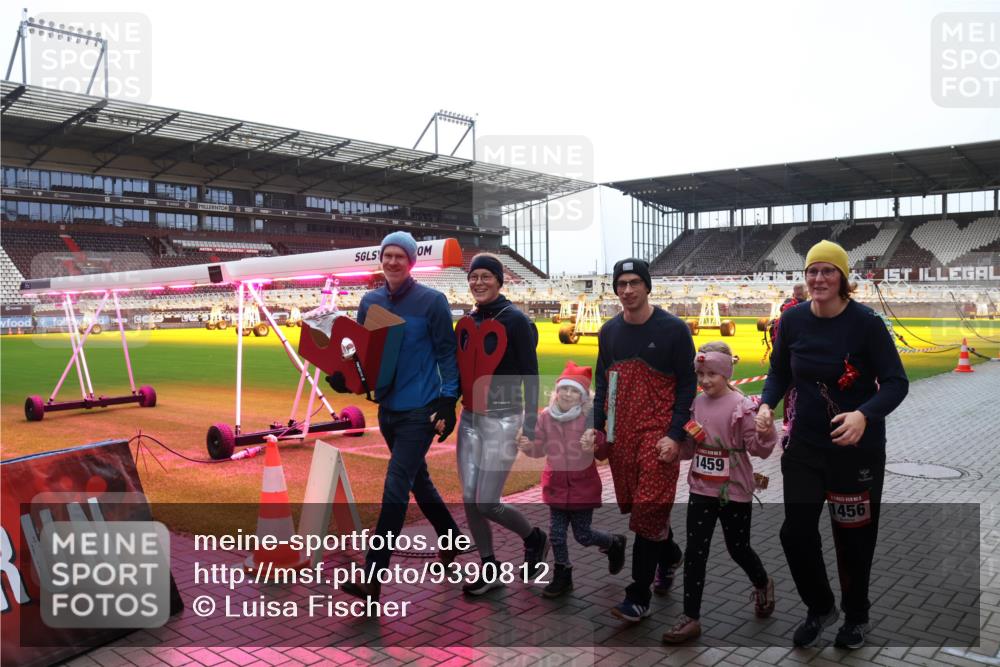 07.12.2025 - St. Pauli X-Mass-Run No. 15 Luisa Fischer http://msf.ph/oto/9390812 07.12.2025 10:59:53 Ziel 1459, 15, 1456, 242, 301, 306, 420, 582, 1508, 1826, 2503, 2719, 2720, 2721, 2727, 2772, 4128 meine-sportfotos.de