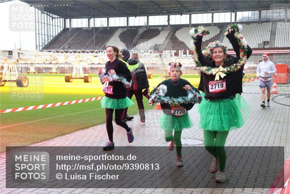 07.12.2025 - St. Pauli X-Mass-Run No. 15 Luisa Fischer http://msf.ph/oto/9390813 07.12.2025 11:00:01 Ziel 2727, 2720, 5, 2719, 247, 242, 301, 306, 420, 1826, 2503, 2719, 2720, 2721, 2727, 2772, 4128 meine-sportfotos.de