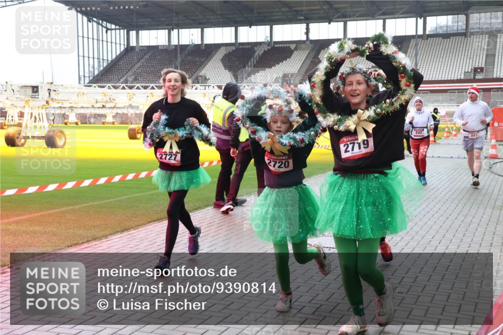 07.12.2025 - St. Pauli X-Mass-Run No. 15 Luisa Fischer http://msf.ph/oto/9390814 07.12.2025 11:00:01 Ziel 2727, 2720, 2719, 242, 242, 301, 306, 420, 1826, 2503, 2719, 2720, 2721, 2727, 2772, 4128 meine-sportfotos.de