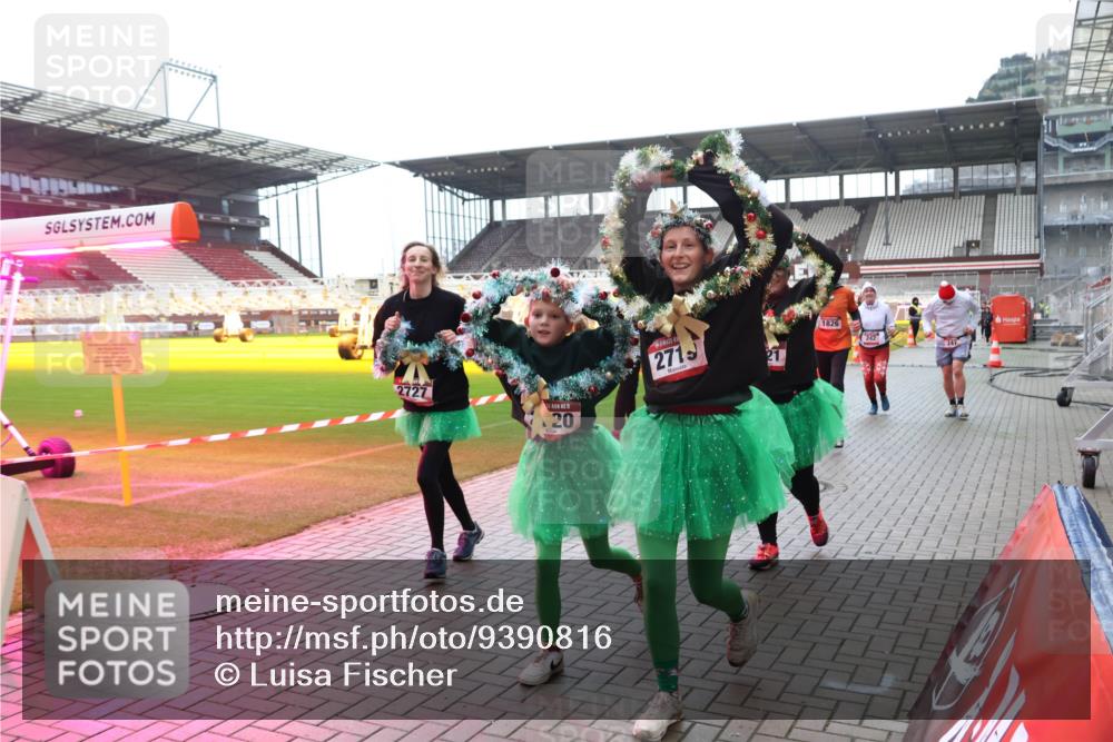 07.12.2025 - St. Pauli X-Mass-Run No. 15 Luisa Fischer http://msf.ph/oto/9390816 07.12.2025 11:00:02 Ziel 2727, 15, 20, 2719, 21, 1826, 242, 242, 301, 306, 420, 1826, 2503, 2719, 2720, 2721, 2727, 2772, 4128 meine-sportfotos.de