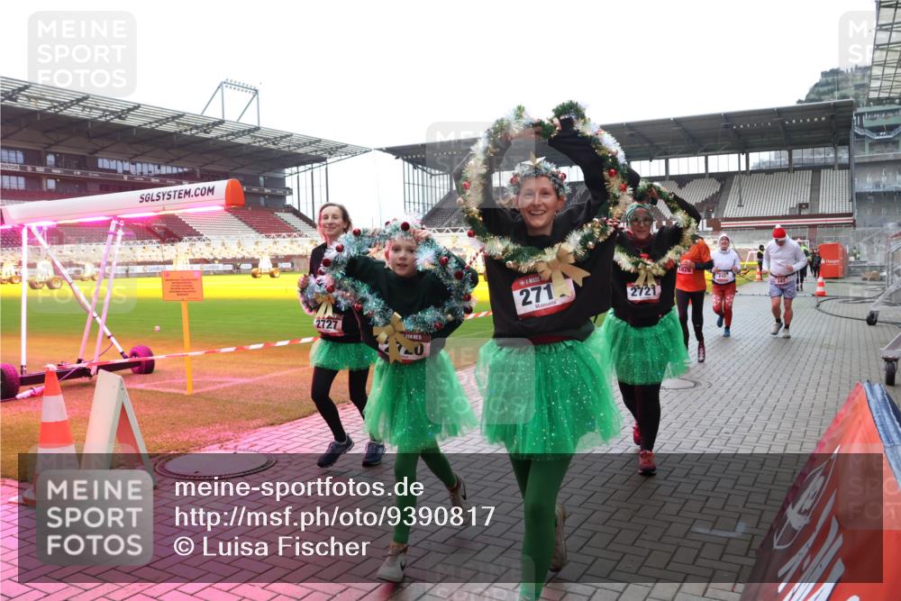 07.12.2025 - St. Pauli X-Mass-Run No. 15 Luisa Fischer http://msf.ph/oto/9390817 07.12.2025 11:00:02 Ziel 2727, 15, 271, 2721, 1826, 242, 301, 306, 420, 1826, 2503, 2719, 2720, 2721, 2727, 2772, 4128 meine-sportfotos.de