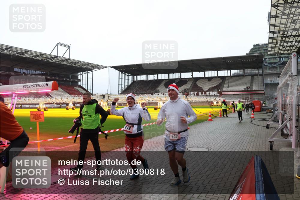 07.12.2025 - St. Pauli X-Mass-Run No. 15 Luisa Fischer http://msf.ph/oto/9390818 07.12.2025 11:00:05 Ziel 242, 247, 242, 301, 306, 420, 1826, 2719, 2720, 2721, 2727, 2772, 4128 meine-sportfotos.de