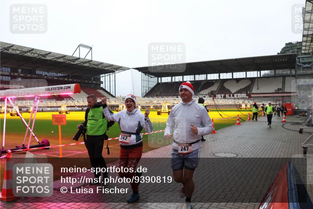 07.12.2025 - St. Pauli X-Mass-Run No. 15 Luisa Fischer http://msf.ph/oto/9390819 07.12.2025 11:00:06 Ziel 242, 247, 242, 301, 306, 420, 1826, 2719, 2720, 2721, 2727, 4128 meine-sportfotos.de