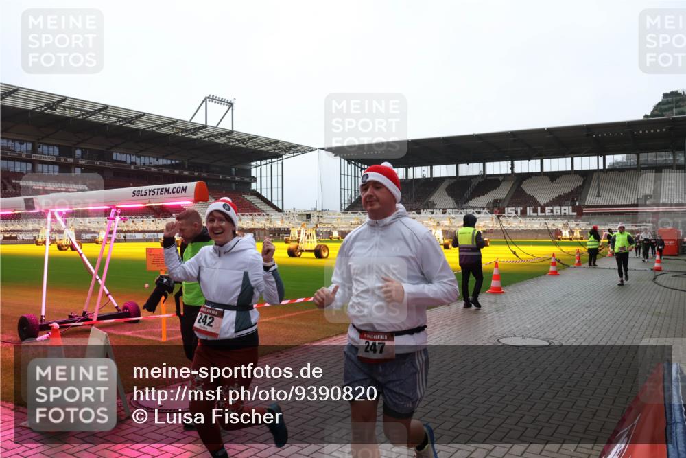 07.12.2025 - St. Pauli X-Mass-Run No. 15 Luisa Fischer http://msf.ph/oto/9390820 07.12.2025 11:00:06 Ziel 242, 247, 242, 301, 306, 420, 1826, 2719, 2720, 2721, 2727, 4128 meine-sportfotos.de