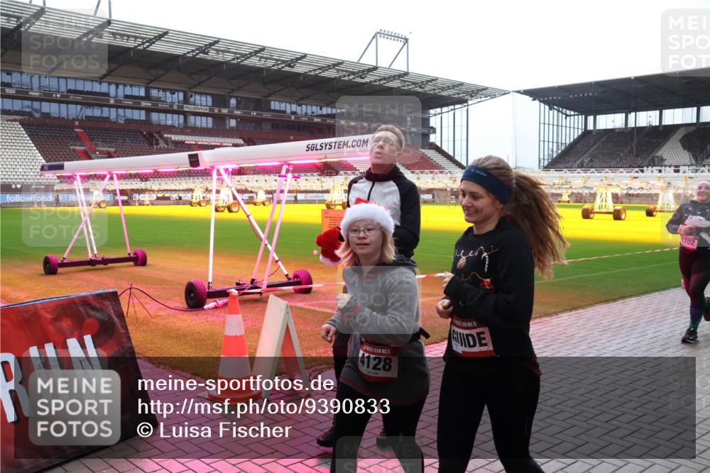 07.12.2025 - St. Pauli X-Mass-Run No. 15 Luisa Fischer http://msf.ph/oto/9390833 07.12.2025 11:00:25 Ziel 4128, 1702, 301, 306, 420, 529, 1482, 1558, 1702, 3586, 4128 meine-sportfotos.de