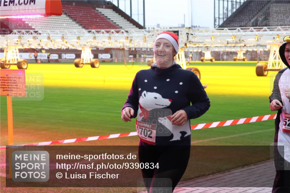 07.12.2025 - St. Pauli X-Mass-Run No. 15 Luisa Fischer http://msf.ph/oto/9390834 07.12.2025 11:00:27 Ziel 15, 1702, 52, 225, 301, 306, 420, 529, 1482, 1558, 1702, 3586, 4128 meine-sportfotos.de