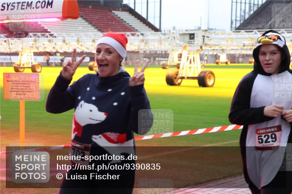 07.12.2025 - St. Pauli X-Mass-Run No. 15 Luisa Fischer http://msf.ph/oto/9390835 07.12.2025 11:00:27 Ziel 702, 5, 529, 225, 301, 306, 420, 529, 1482, 1558, 1702, 3586, 4128 meine-sportfotos.de