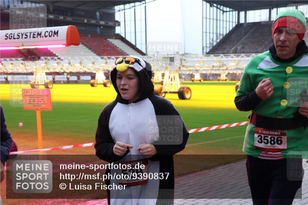 07.12.2025 - St. Pauli X-Mass-Run No. 15 Luisa Fischer http://msf.ph/oto/9390837 07.12.2025 11:00:28 Ziel 15, 529, 15, 3586, 225, 301, 306, 420, 529, 988, 1482, 1558, 1702, 3586, 4128 meine-sportfotos.de