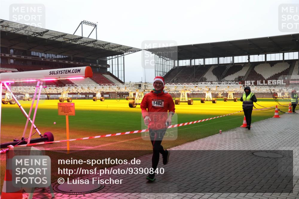 07.12.2025 - St. Pauli X-Mass-Run No. 15 Luisa Fischer http://msf.ph/oto/9390840 07.12.2025 11:00:35 Ziel 1482, 225, 435, 440, 529, 611, 985, 988, 1482, 1558, 1702, 3586, 3952, 4128, 4478, 4793 meine-sportfotos.de