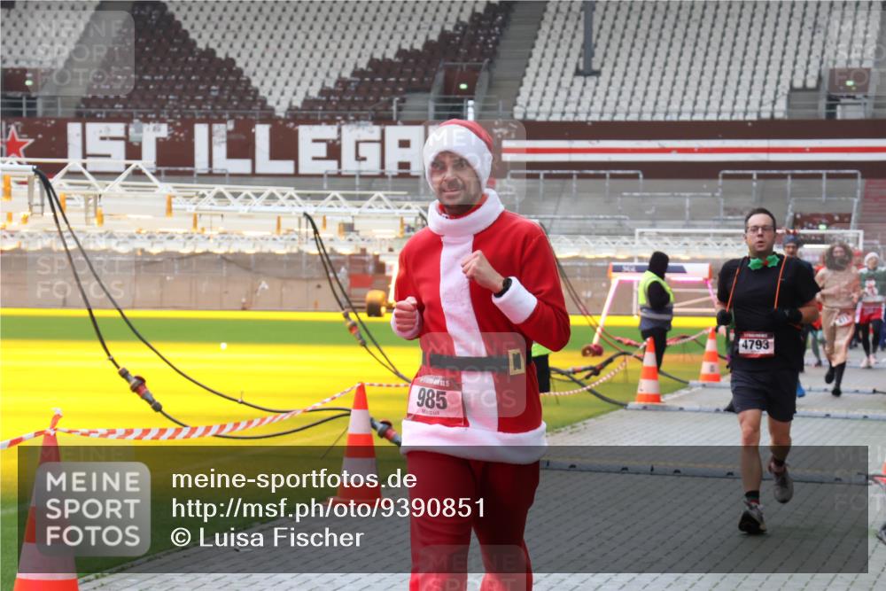 07.12.2025 - St. Pauli X-Mass-Run No. 15 Luisa Fischer http://msf.ph/oto/9390851 07.12.2025 11:00:42 Ziel 985, 4793, 225, 435, 440, 529, 611, 985, 988, 1482, 1558, 1702, 1721, 3586, 3952, 4478, 4793 meine-sportfotos.de