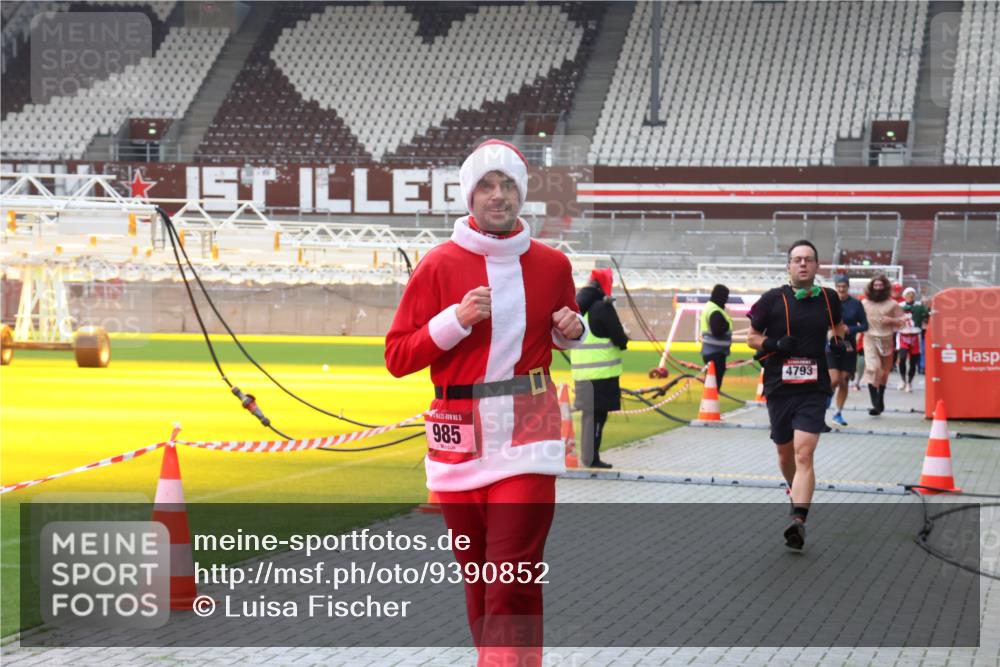 07.12.2025 - St. Pauli X-Mass-Run No. 15 Luisa Fischer http://msf.ph/oto/9390852 07.12.2025 11:00:42 Ziel 985, 4793, 225, 435, 440, 529, 611, 985, 988, 1482, 1558, 1702, 1721, 3586, 3952, 4478, 4793 meine-sportfotos.de