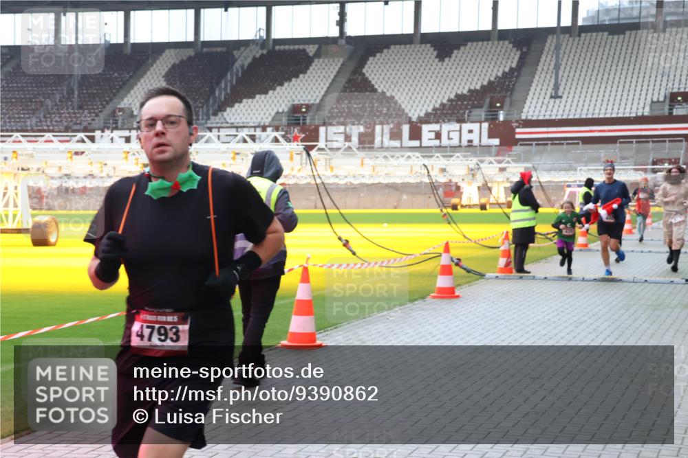 07.12.2025 - St. Pauli X-Mass-Run No. 15 Luisa Fischer http://msf.ph/oto/9390862 07.12.2025 11:00:46 Ziel 4793, 225, 410, 433, 435, 439, 440, 529, 611, 985, 988, 1482, 1558, 1702, 1721, 3586, 3952, 4478, 4793 meine-sportfotos.de