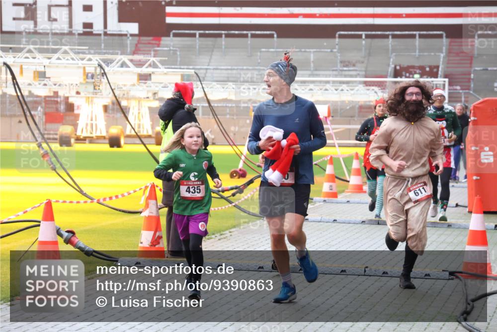 07.12.2025 - St. Pauli X-Mass-Run No. 15 Luisa Fischer http://msf.ph/oto/9390863 07.12.2025 11:00:48 Ziel 435, 611, 225, 410, 433, 435, 439, 440, 529, 611, 985, 988, 1482, 1558, 1702, 1721, 3586, 3952, 4478, 4793 meine-sportfotos.de
